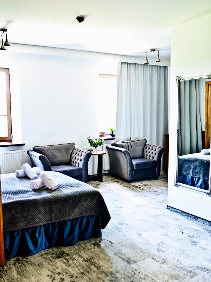 プジャスニシュ Dwor Karwacz Bed & Breakfast エクステリア 写真
