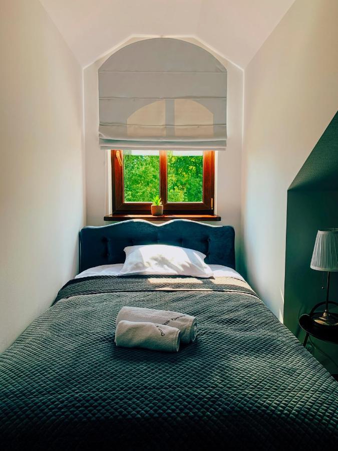 プジャスニシュ Dwor Karwacz Bed & Breakfast エクステリア 写真