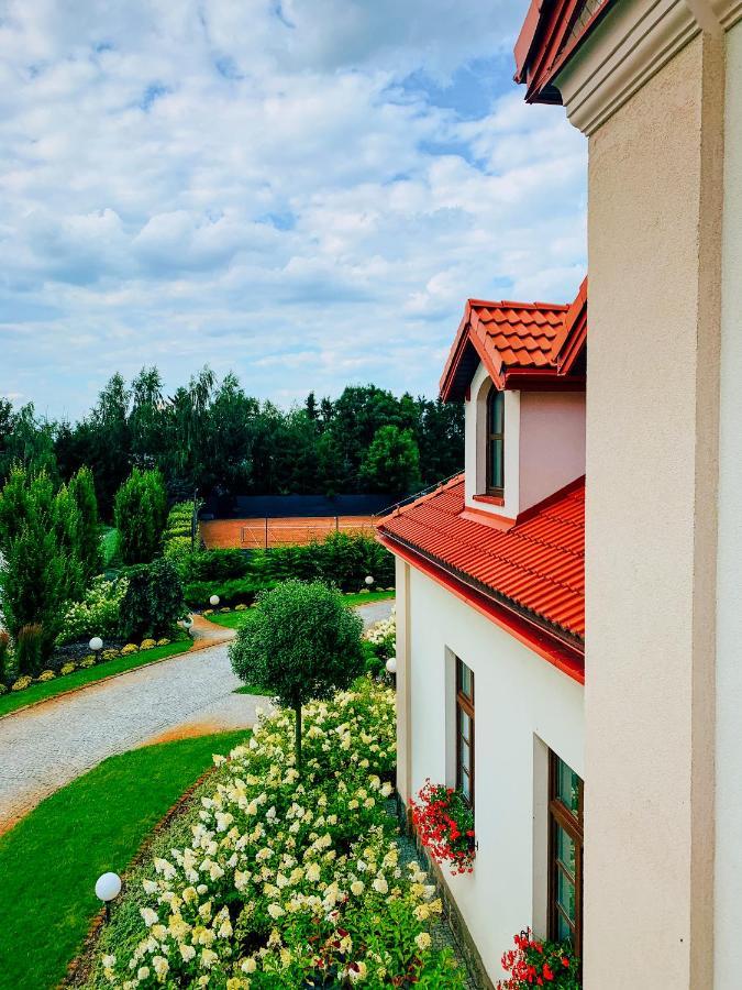 プジャスニシュ Dwor Karwacz Bed & Breakfast エクステリア 写真