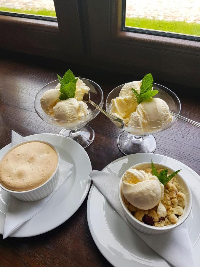 プジャスニシュ Dwor Karwacz Bed & Breakfast エクステリア 写真